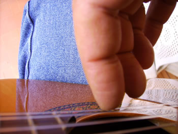Al momento stai visualizzando La posizione della mano destra e del plettro nella chitarra
